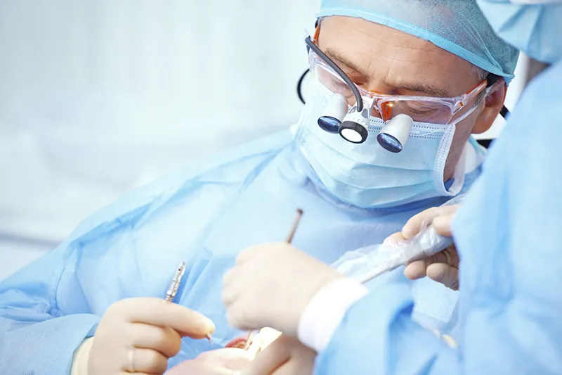 Zahnarzt bei Oralchirurgie